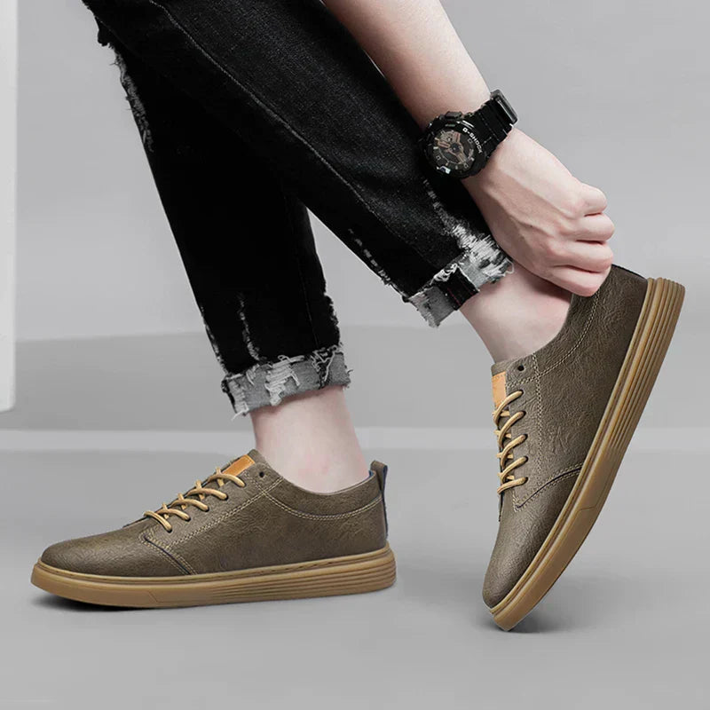 Elegante Herren-Leder-Sneaker, stilvoll und bequem, in Braun, Schwarz und Weiß. Ideal für Alltag und formelle Anlässe.