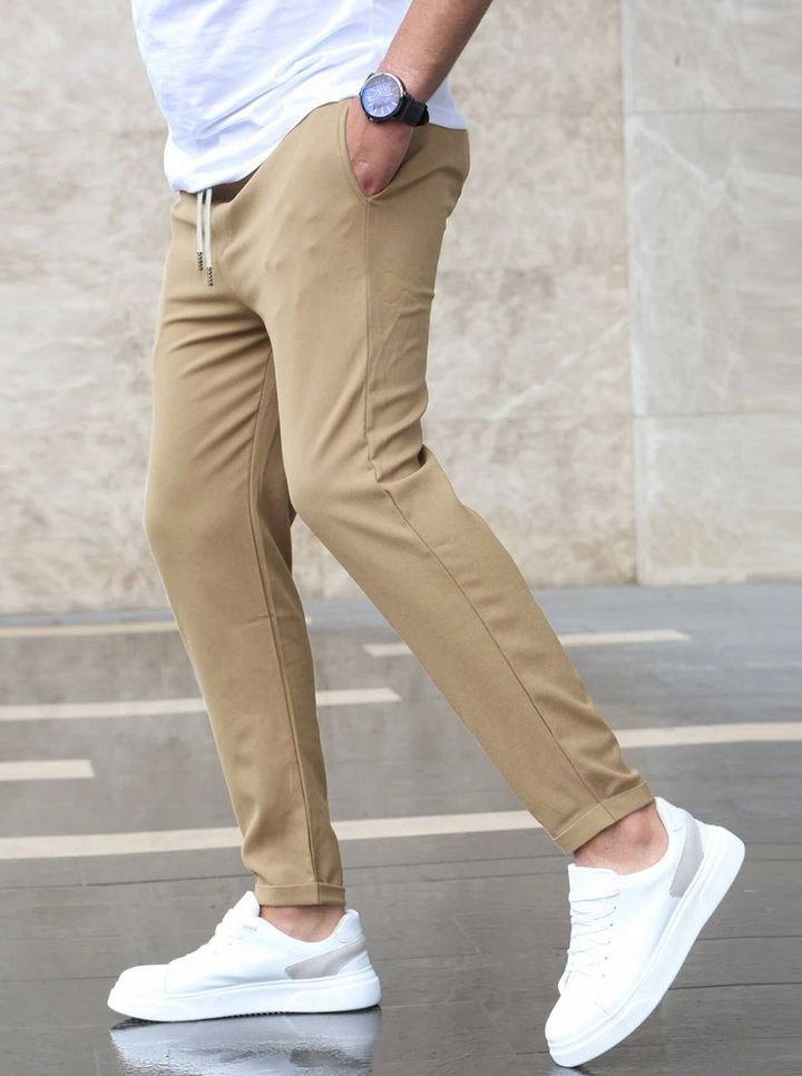 "Elegante Herren Stretch-Hose in Dunkelblau, bietet Komfort und Bewegungsfreiheit, ideal für Büro und formelle Anlässe."