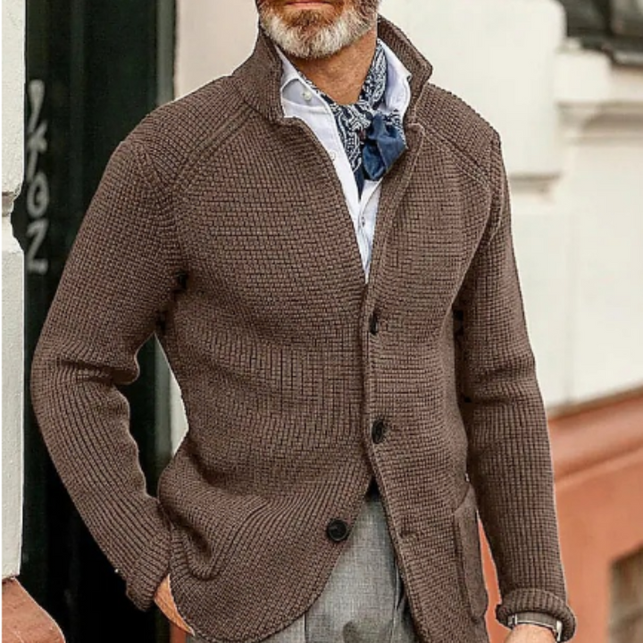 Elegante Herren-Strickjacke mit Knopfleiste, warm und vielseitig, ideal für kalte Tage. Perfekt für verschiedene Anlässe.
