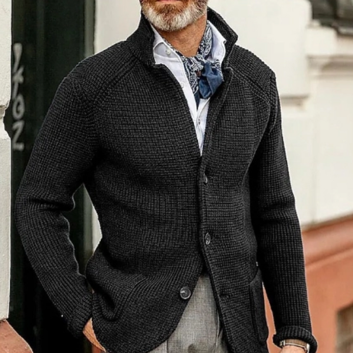 Elegante Herren-Strickjacke mit Knopfleiste, warm und vielseitig, ideal für kalte Tage. Perfekt für verschiedene Anlässe.
