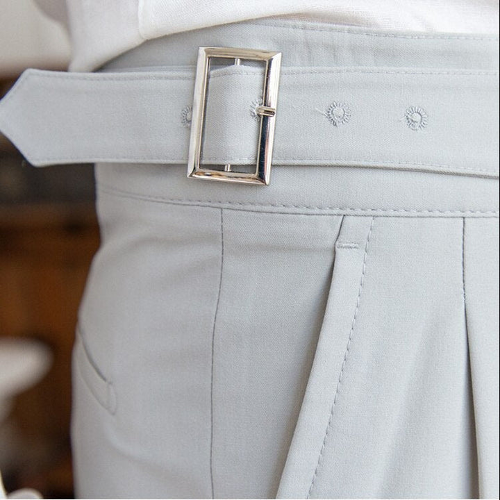 Elegante Herrenhose mit stilvoller Schnalle, klassisches Design, vielseitig kombinierbar für formelle Anlässe.