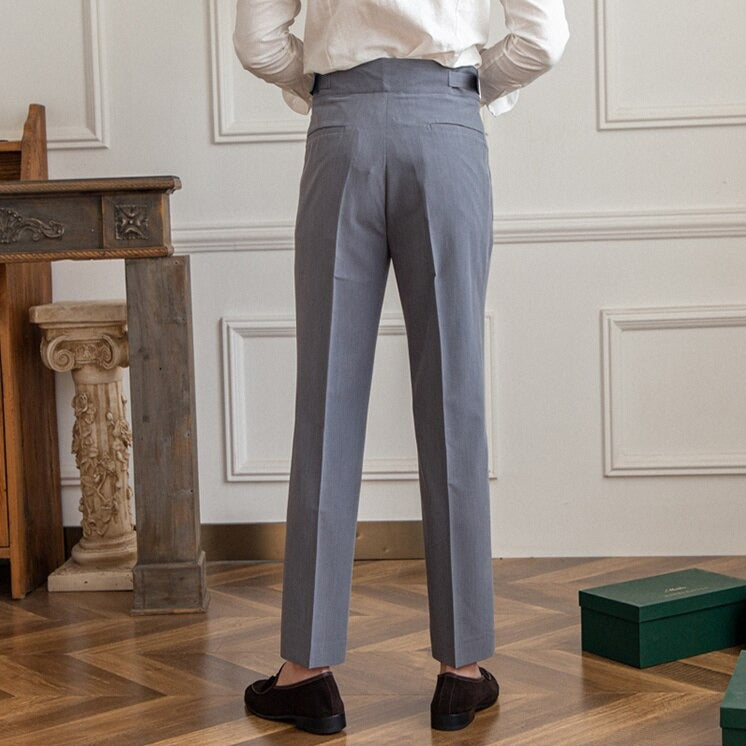 Elegante Herrenhose mit stilvoller Schnalle, klassisches Design, vielseitig kombinierbar für formelle Anlässe.