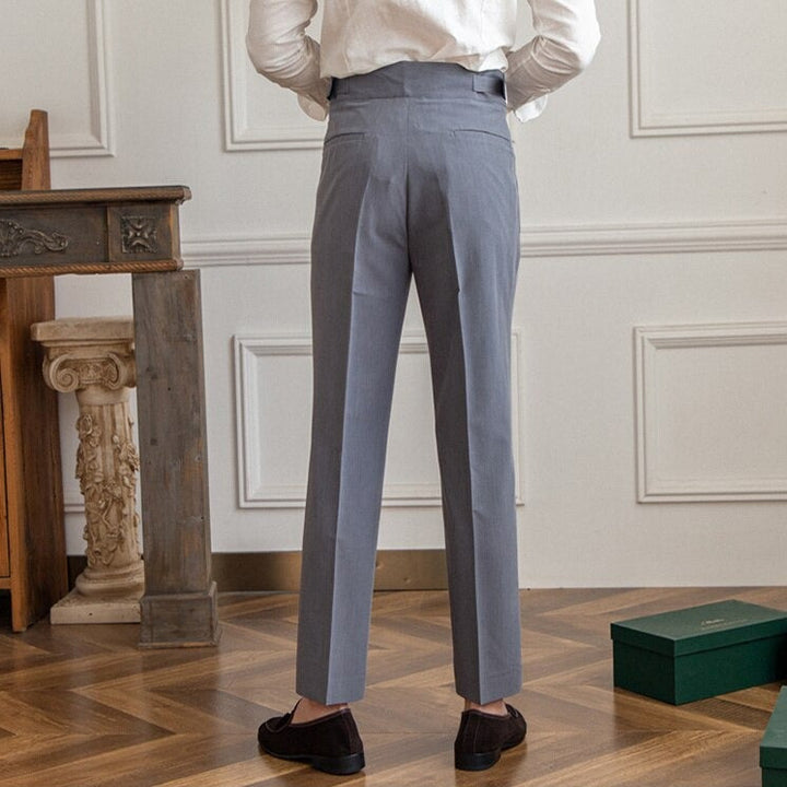 Elegante Herrenhose mit stilvoller Schnalle, klassisches Design, vielseitig kombinierbar für formelle Anlässe.