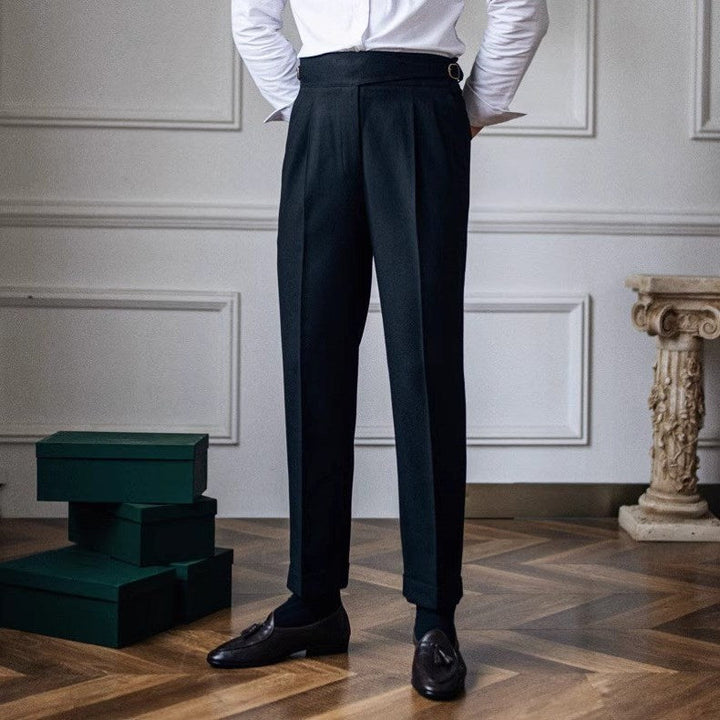 Elegante Herrenhose mit stilvoller Schnalle, klassisches Design, vielseitig kombinierbar für formelle Anlässe.