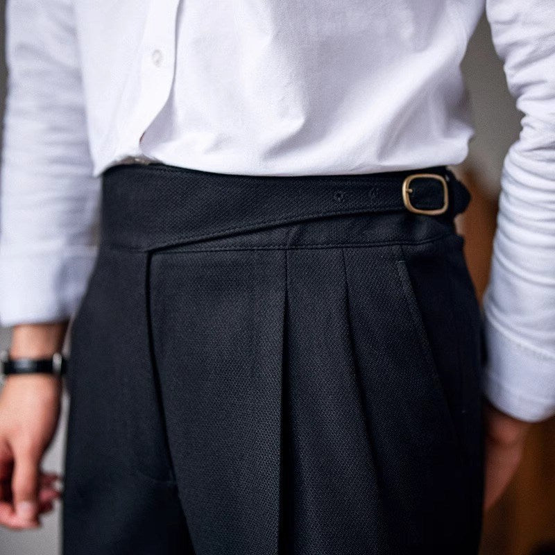 Elegante Herrenhose mit stilvoller Schnalle, klassisches Design, vielseitig kombinierbar für formelle Anlässe.