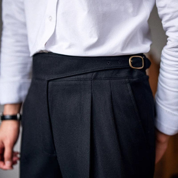 Elegante Herrenhose mit stilvoller Schnalle, klassisches Design, vielseitig kombinierbar für formelle Anlässe.