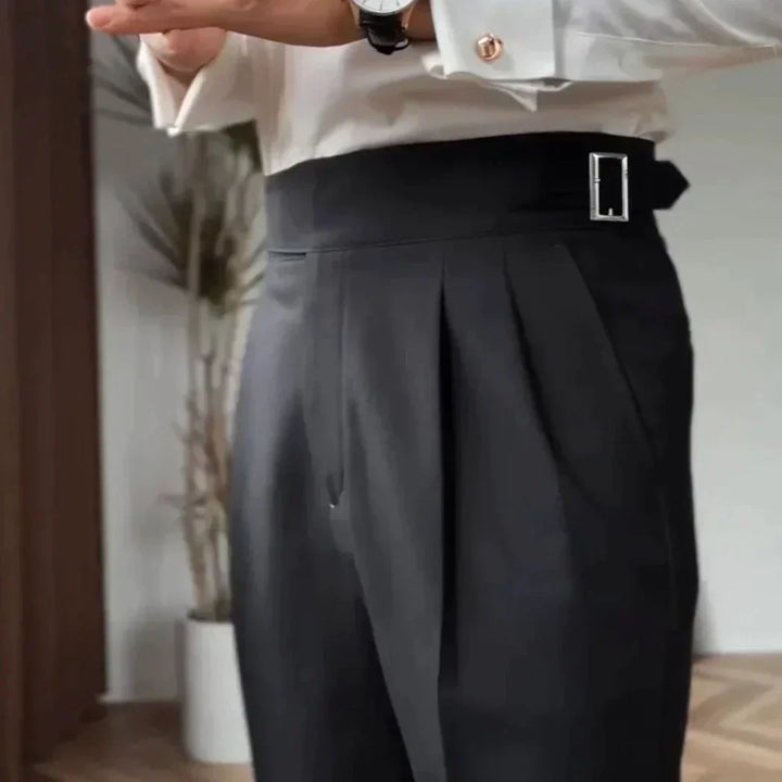 Elegante Herrenhose mit stilvoller Schnalle, klassisches Design, vielseitig kombinierbar für formelle Anlässe.