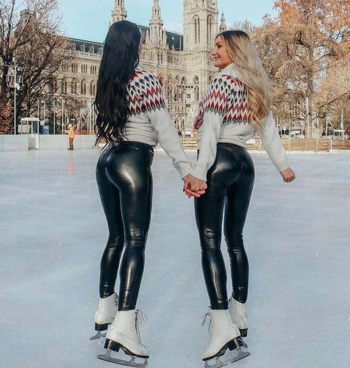 Elegante hochtaillierte Yogahose, schwarzer Stoff, hoher Bund, akzentuiert Figur, ideal für Sport und Freizeit, bequem elasti