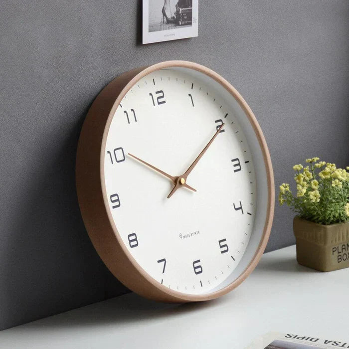 "Elegante Holzwanduhr in Braun oder Creme, modernes Design, natürliche Dekoration, perfekt für jeden Wohnraum."