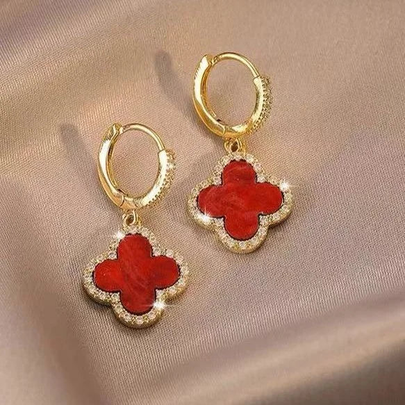 Elegante Kleeblatt-Ohrringe aus vergoldetem Silber in Rot, Grün, Schwarz: stilvolles Glückssymbol für modischen Schmuck.