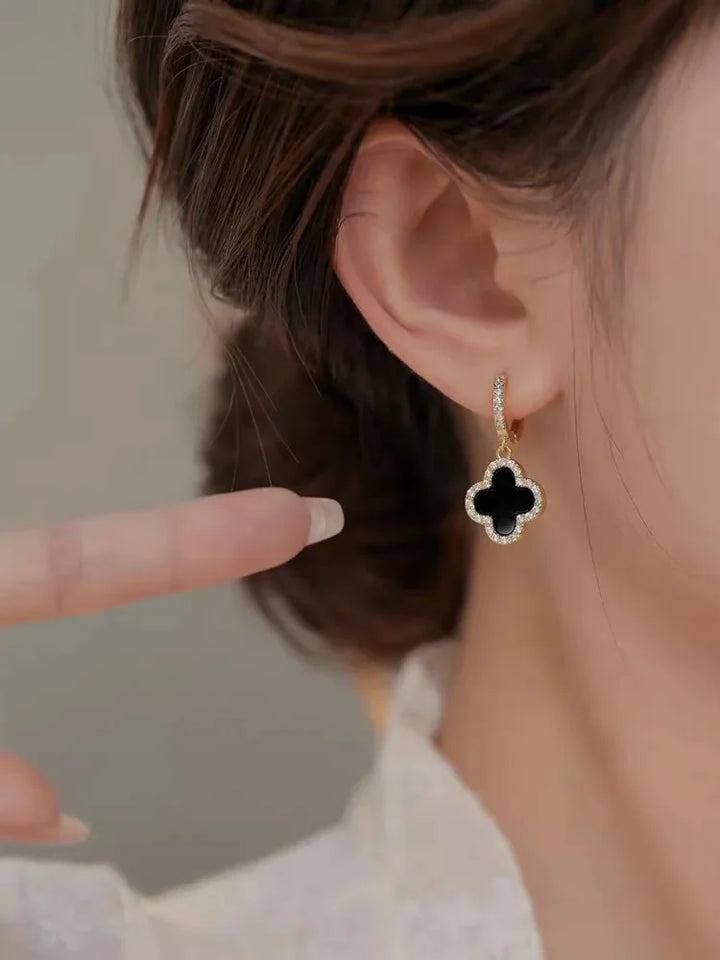 Elegante Kleeblatt-Ohrringe aus vergoldetem Silber in Rot, Grün, Schwarz: stilvolles Glückssymbol für modischen Schmuck.