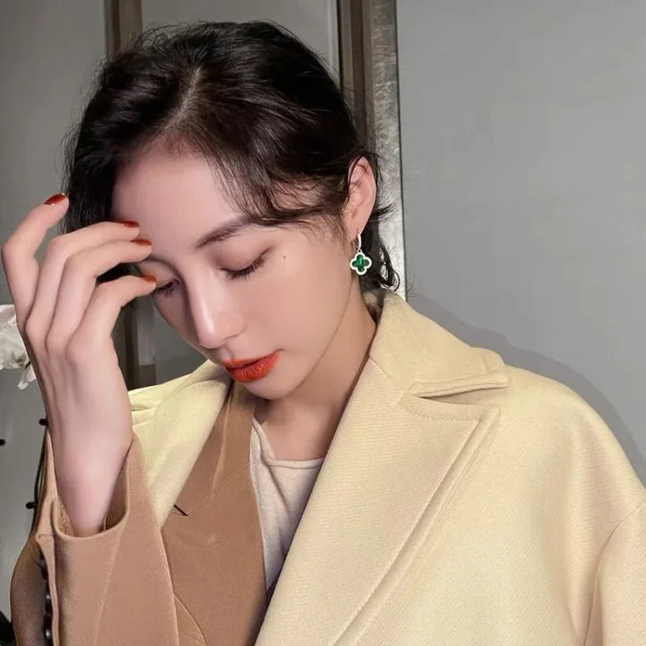 Elegante Kleeblatt-Ohrringe aus vergoldetem Silber in Rot, Grün, Schwarz: stilvolles Glückssymbol für modischen Schmuck.