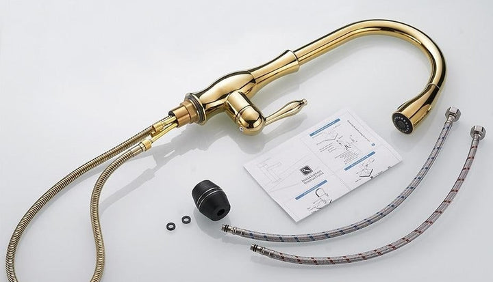 Elegante Küchenarmatur aus gebürstetem Nickel mit einziehbarer Brause, zeitloses Design für moderne Küchenumgebungen.