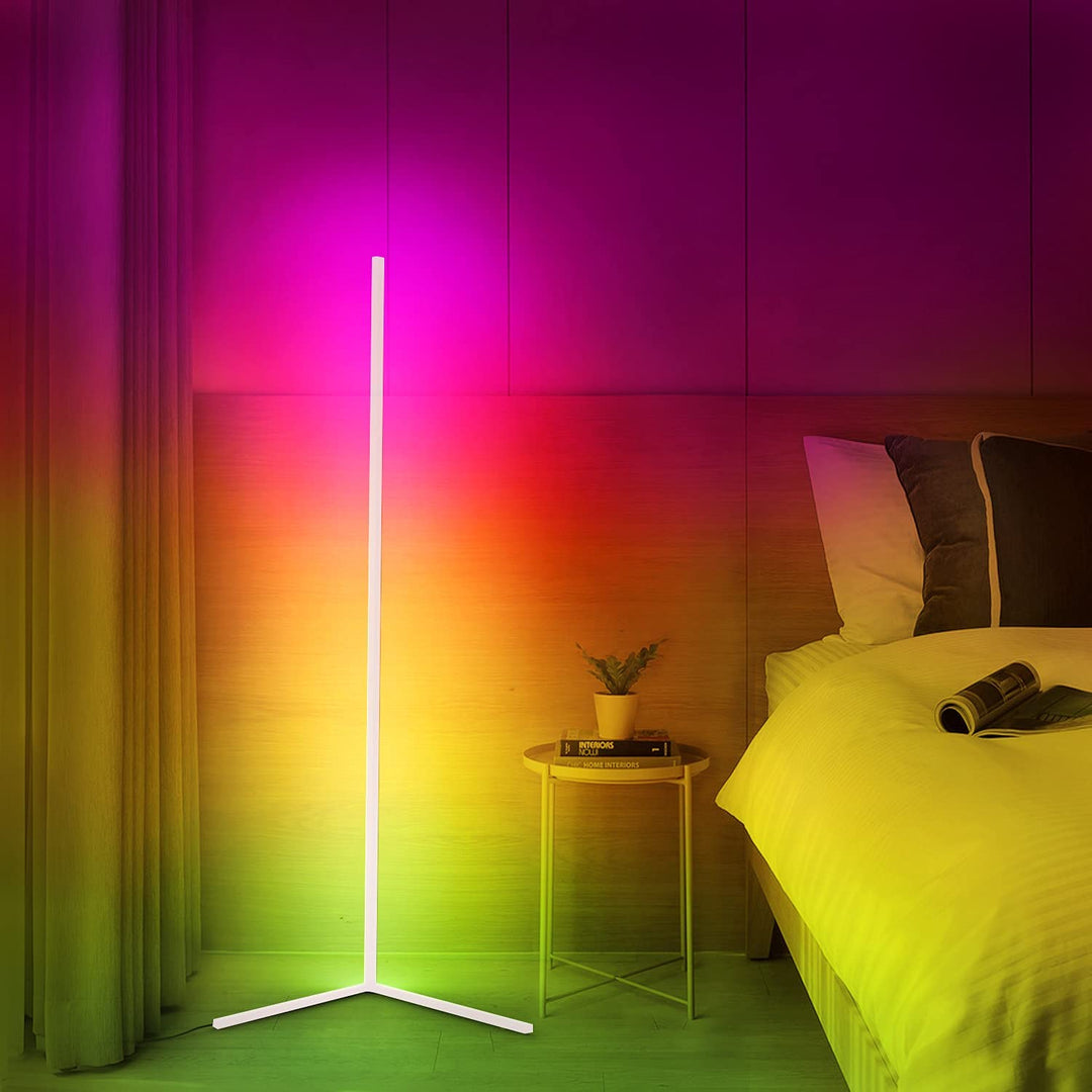 "Elegante LED-Eck-Stehleuchte, dimmbar, schlankes Design in Schwarz/Weiß, variabel einstellbares RGB- und Weißlicht."