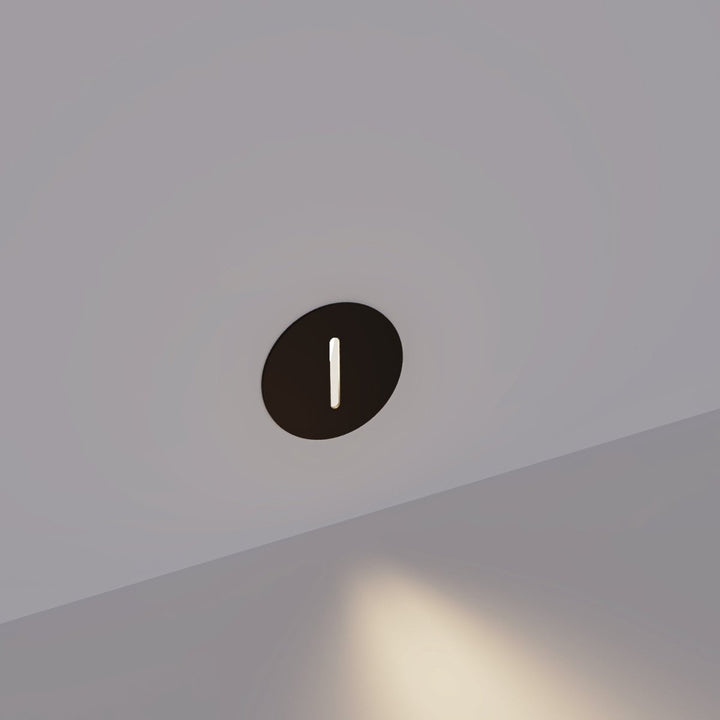 "Elegante LED-Sensorlampe für Treppen, Aluminium, moderne Form, energiesparend, in Aktion bei Dämmerung und Bewegung"