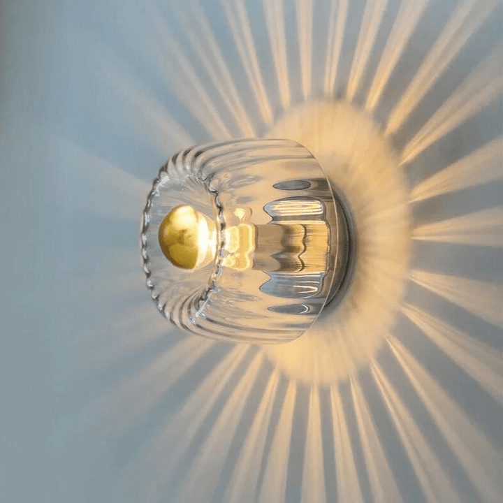 "Elegante Nordic Glow Bauhaus-Wandlampe aus Glas und Metall, skandinavisches Design, Seitenansicht, für stilvolle Beleuchtung