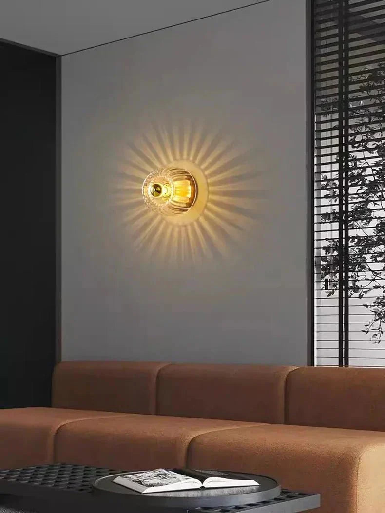 "Elegante Nordic Glow Bauhaus-Wandlampe aus Glas und Metall, skandinavisches Design, Seitenansicht, für stilvolle Beleuchtung