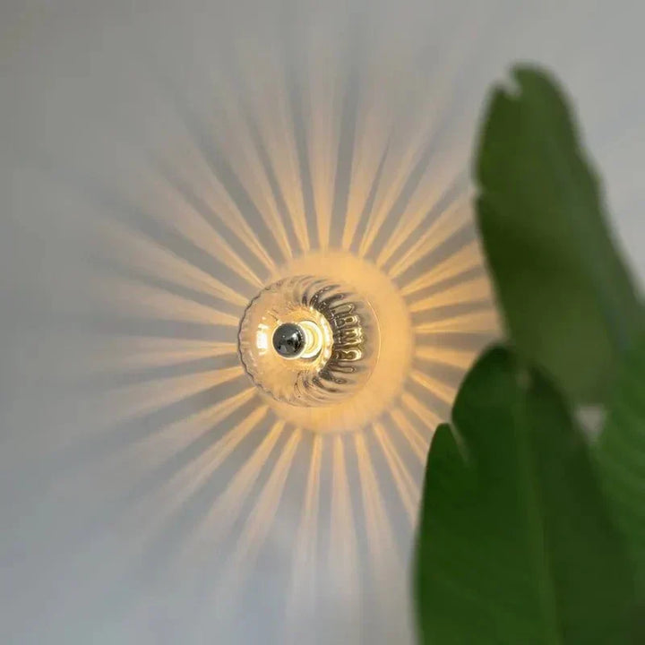 "Elegante Nordic Glow Bauhaus-Wandlampe aus Glas und Metall, skandinavisches Design, Seitenansicht, für stilvolle Beleuchtung