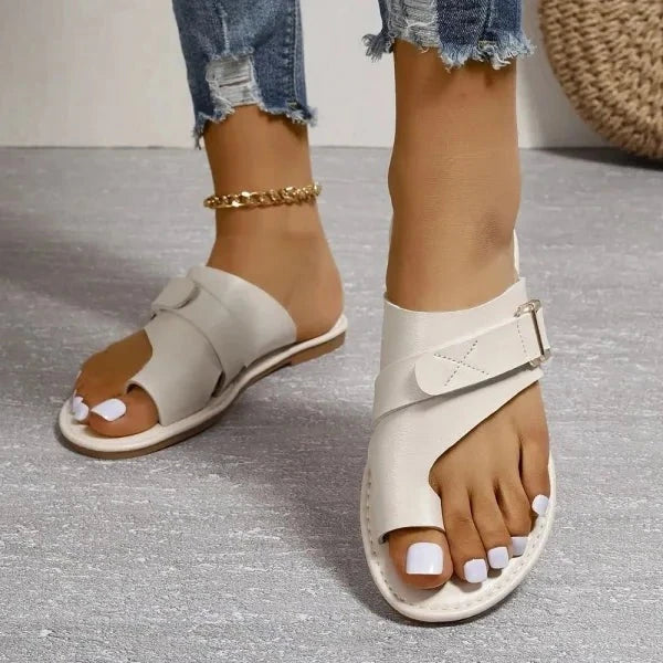 "Elegante orthopädische Ledersandalen für Frauen, ideal zur Korrektur von Hallux Valgus, in Braun, Schwarz und Weiß."