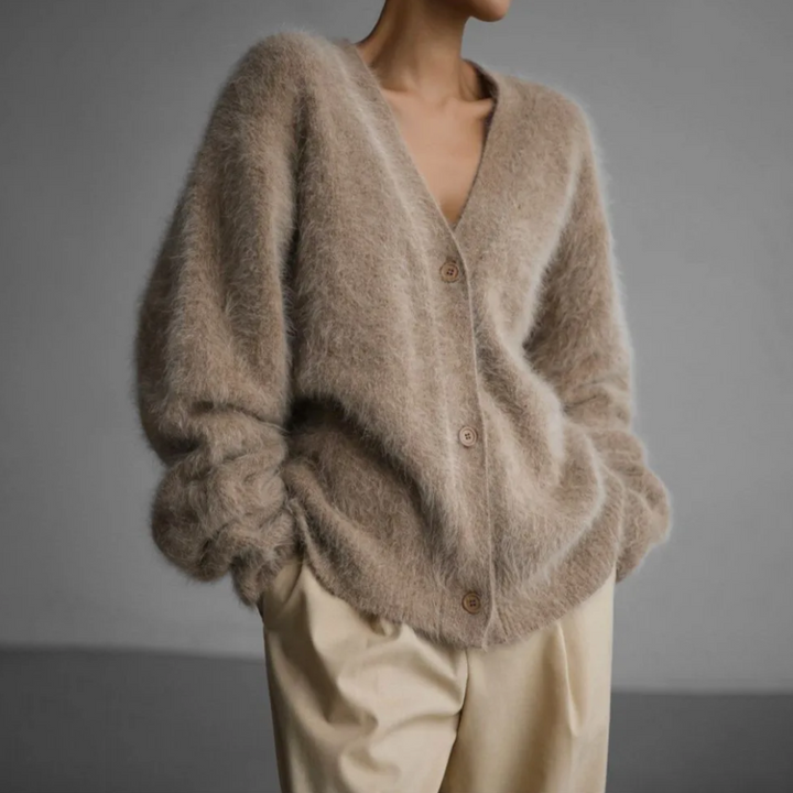 Elegante, oversize Kaschmir-Weste mit V-Ausschnitt in Beige. Weich, komfortabel, und vielseitig kombinierbar für Damen.