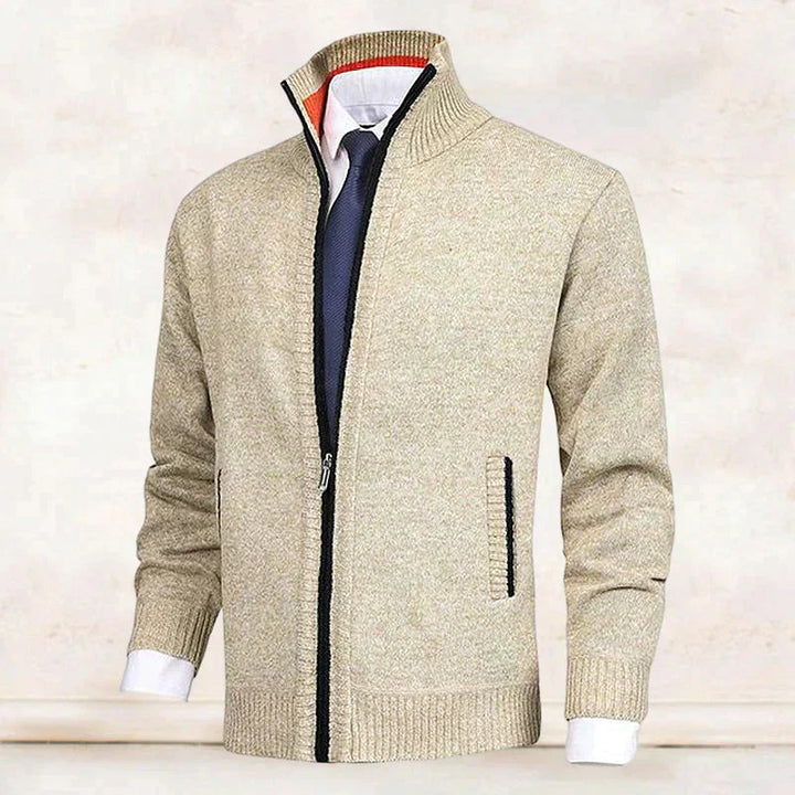 "Elegante Strickjacke mit Stehkragen in Beige, weiches Material, Herrenmode, zeitloser Stil, ideal für Büro und Freizeit."