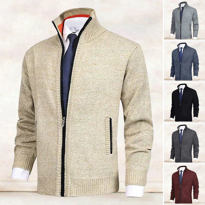 "Elegante Strickjacke mit Stehkragen in Beige, weiches Material, Herrenmode, zeitloser Stil, ideal für Büro und Freizeit."