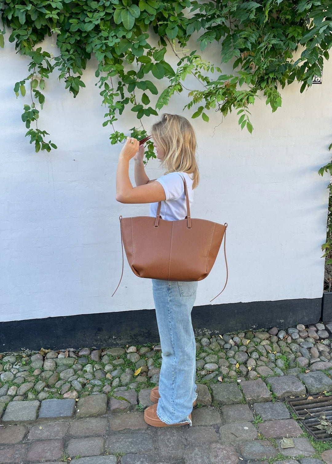 "Elegante, vielseitige Damenhandtasche in Camel, robustes Material, modernes Design, praktischer Stauraum, ideal für Alltag."