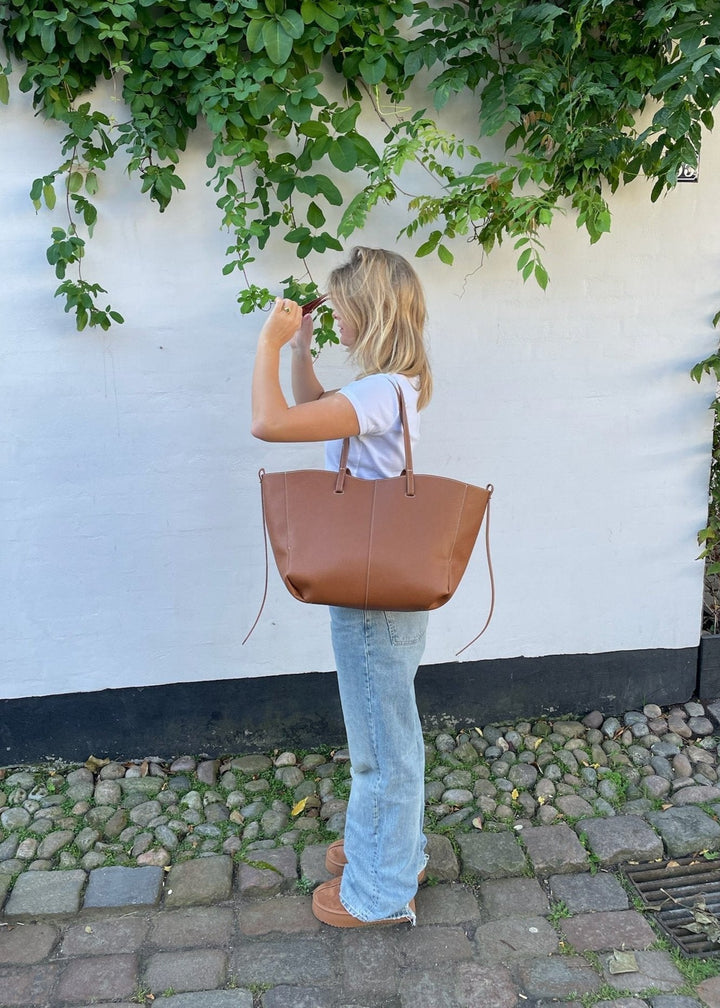 "Elegante, vielseitige Damenhandtasche in Camel, robustes Material, modernes Design, praktischer Stauraum, ideal für Alltag."