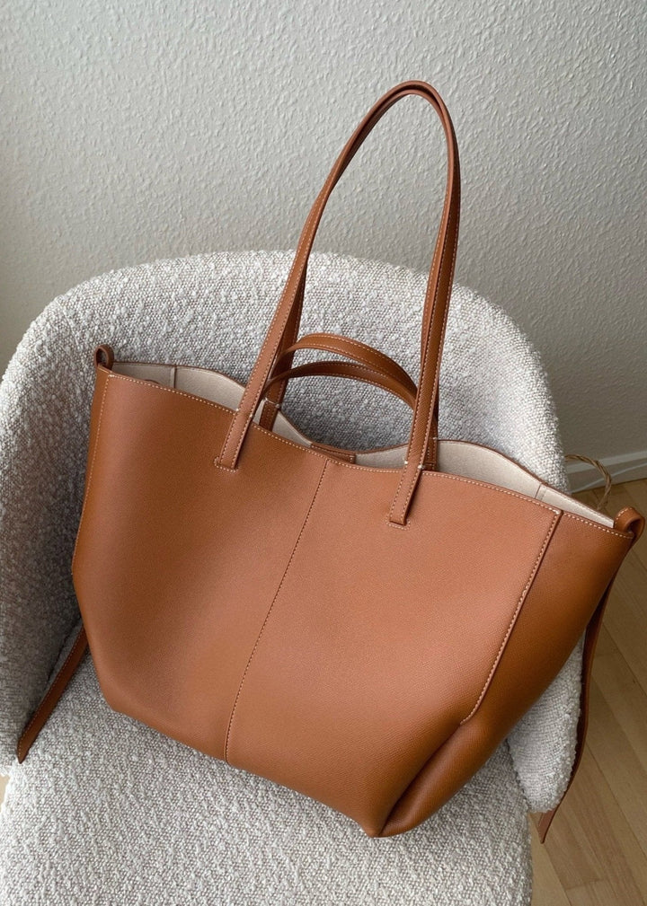"Elegante, vielseitige Damenhandtasche in Camel, robustes Material, modernes Design, praktischer Stauraum, ideal für Alltag."