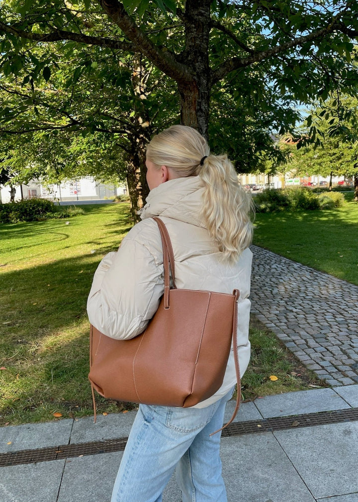 "Elegante, vielseitige Damenhandtasche in Camel, robustes Material, modernes Design, praktischer Stauraum, ideal für Alltag."