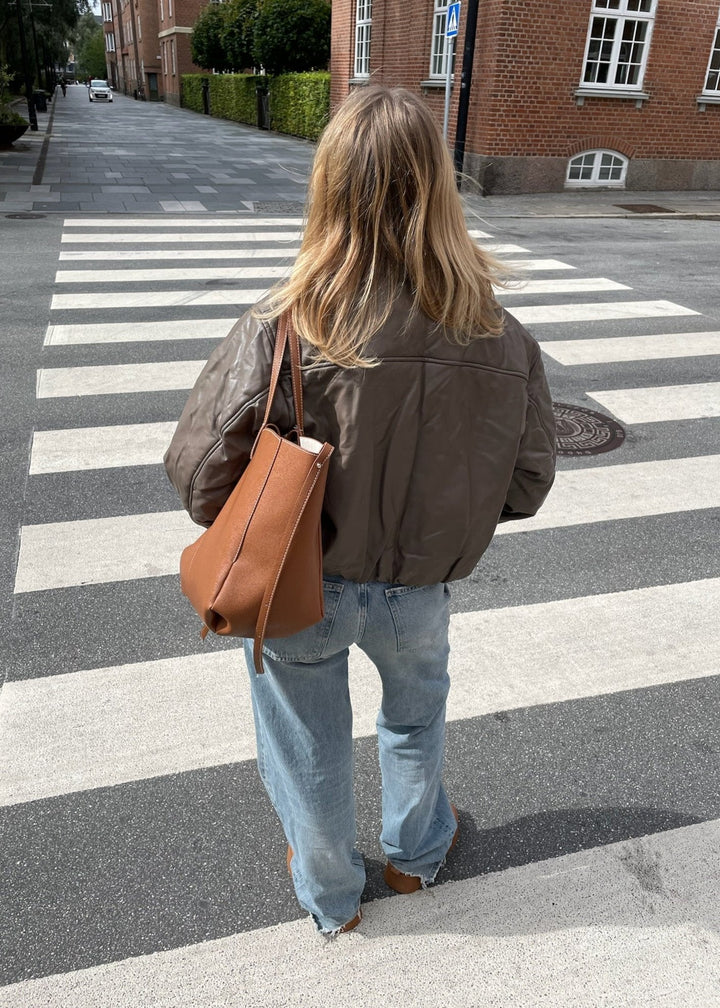 "Elegante, vielseitige Damenhandtasche in Camel, robustes Material, modernes Design, praktischer Stauraum, ideal für Alltag."