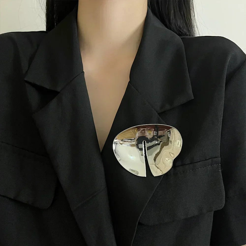 "Elegante Vintage Brosche aus Gold und Silber, harmonische Akzente, zeitloses Design, glamouröses Schmuckstück für Damen."