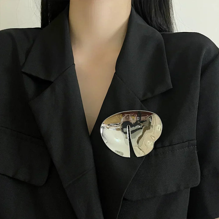 "Elegante Vintage Brosche aus Gold und Silber, harmonische Akzente, zeitloses Design, glamouröses Schmuckstück für Damen."