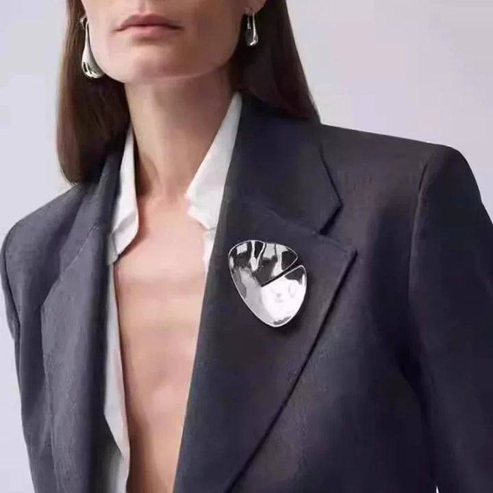 "Elegante Vintage Brosche aus Gold und Silber, harmonische Akzente, zeitloses Design, glamouröses Schmuckstück für Damen."