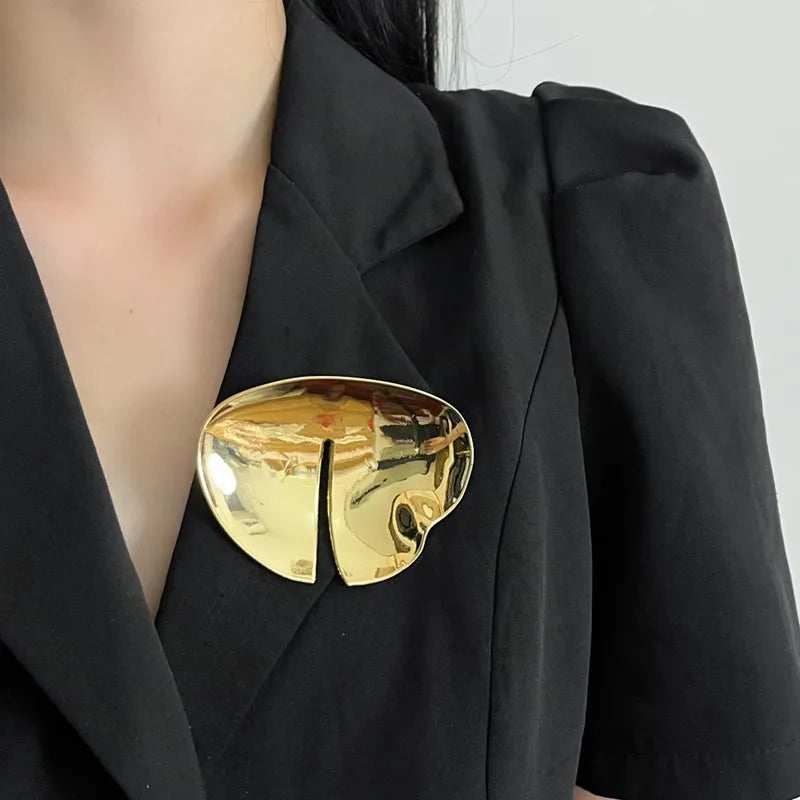 "Elegante Vintage Brosche aus Gold und Silber, harmonische Akzente, zeitloses Design, glamouröses Schmuckstück für Damen."