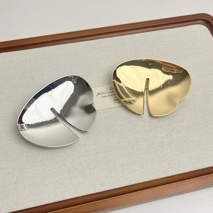 "Elegante Vintage Brosche aus Gold und Silber, harmonische Akzente, zeitloses Design, glamouröses Schmuckstück für Damen."