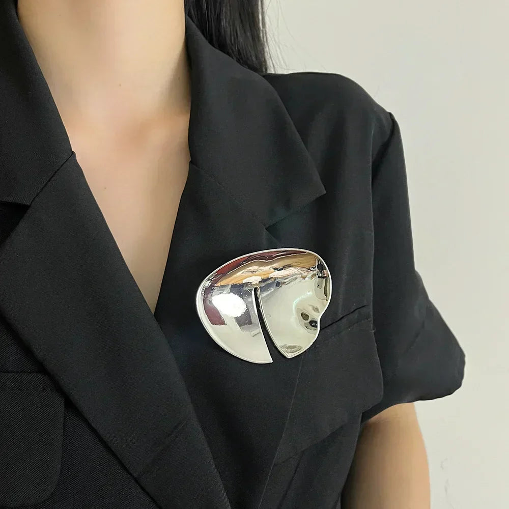 "Elegante Vintage Brosche aus Gold und Silber, harmonische Akzente, zeitloses Design, glamouröses Schmuckstück für Damen."