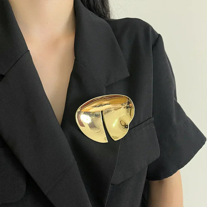 "Elegante Vintage Brosche aus Gold und Silber, harmonische Akzente, zeitloses Design, glamouröses Schmuckstück für Damen."