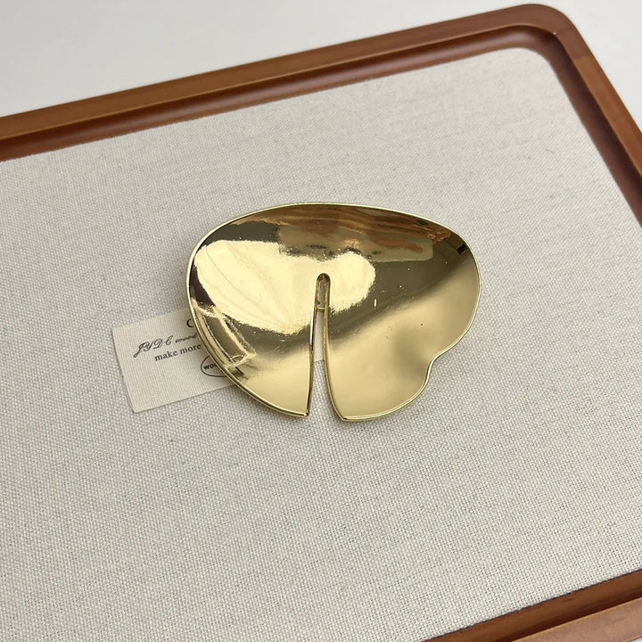 "Elegante Vintage Brosche aus Gold und Silber, harmonische Akzente, zeitloses Design, glamouröses Schmuckstück für Damen."