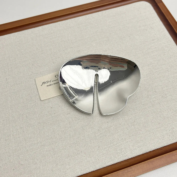 "Elegante Vintage Brosche aus Gold und Silber, harmonische Akzente, zeitloses Design, glamouröses Schmuckstück für Damen."