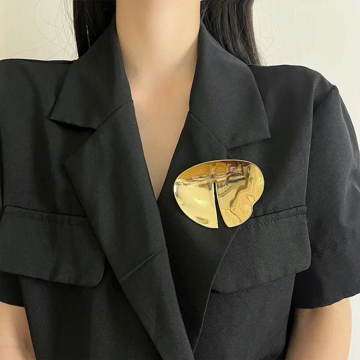 "Elegante Vintage Brosche aus Gold und Silber, harmonische Akzente, zeitloses Design, glamouröses Schmuckstück für Damen."