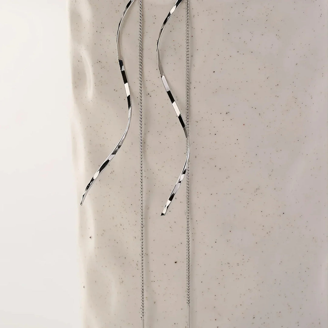 Elegante Welleneinfelder Ohrenringe, lang, geschwungen, mit Quasten, in 14 Karat Gold oder Silber, modernes Design.