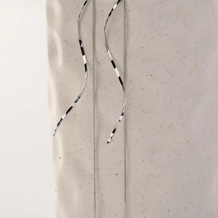 Elegante Welleneinfelder Ohrenringe, lang, geschwungen, mit Quasten, in 14 Karat Gold oder Silber, modernes Design.