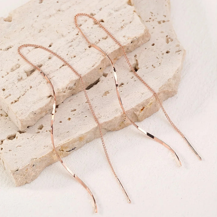 Elegante Welleneinfelder Ohrenringe, lang, geschwungen, mit Quasten, in 14 Karat Gold oder Silber, modernes Design.