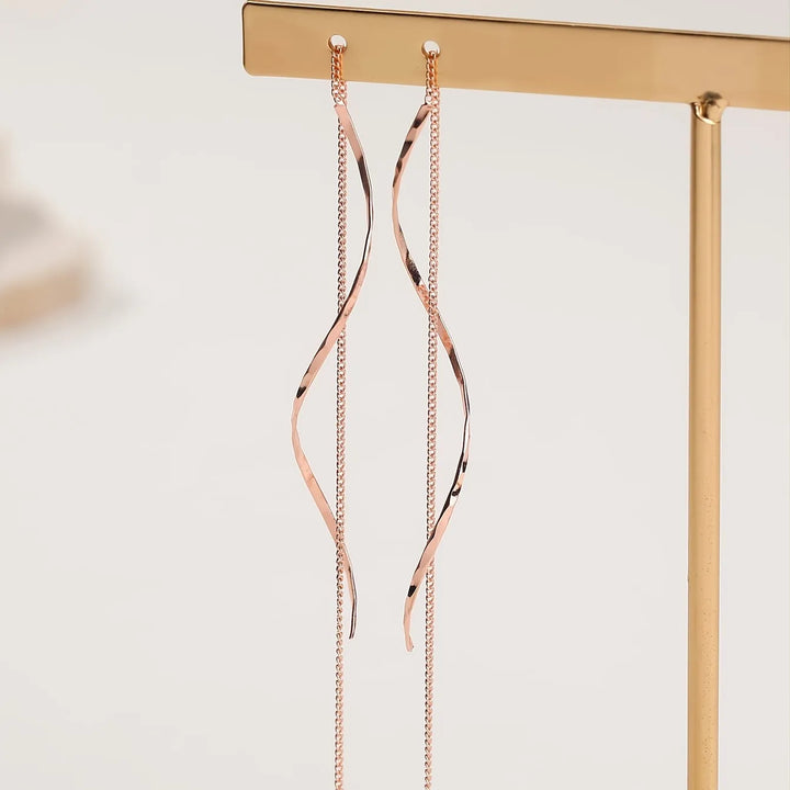 Elegante Welleneinfelder Ohrenringe, lang, geschwungen, mit Quasten, in 14 Karat Gold oder Silber, modernes Design.