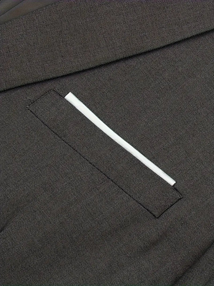 "Eleganter blauer Herrenanzug mit Business-Blazer und Hose, ideal für formelle Anlässe und moderne Gentlemen."