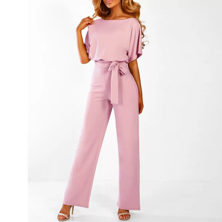 "Eleganter Damen Jumpsuit in Beige, Schwarz und Pink, mit Gürtel und fließender Silhouette, ideal für Sommer."
