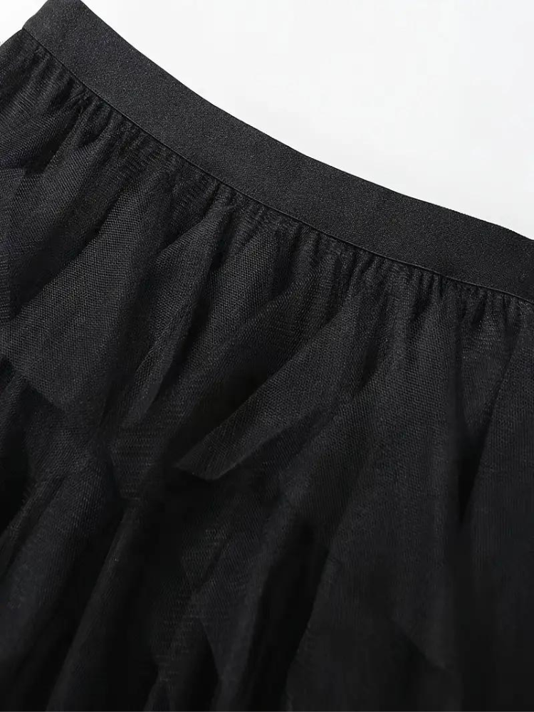 Eleganter Damen-Rüschenrock aus fließendem Tüllstoff, feminin mit Rüschen, ideal für festliche und lässige Anlässe.