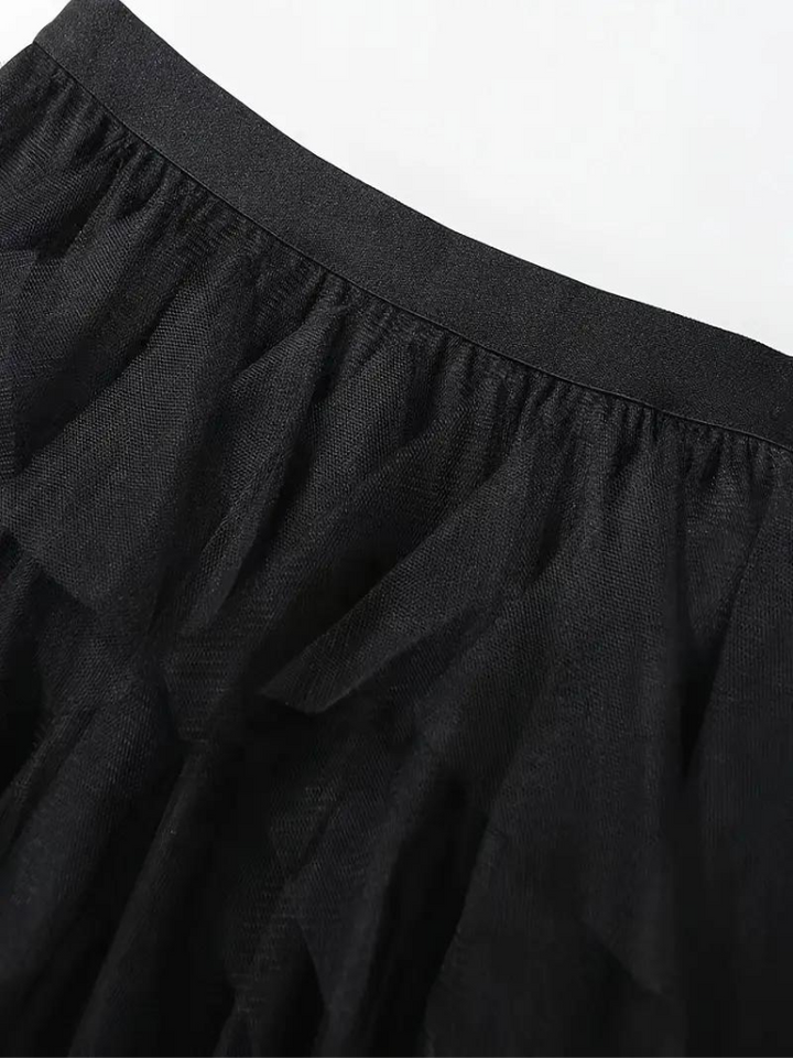 Eleganter Damen-Rüschenrock aus fließendem Tüllstoff, feminin mit Rüschen, ideal für festliche und lässige Anlässe.