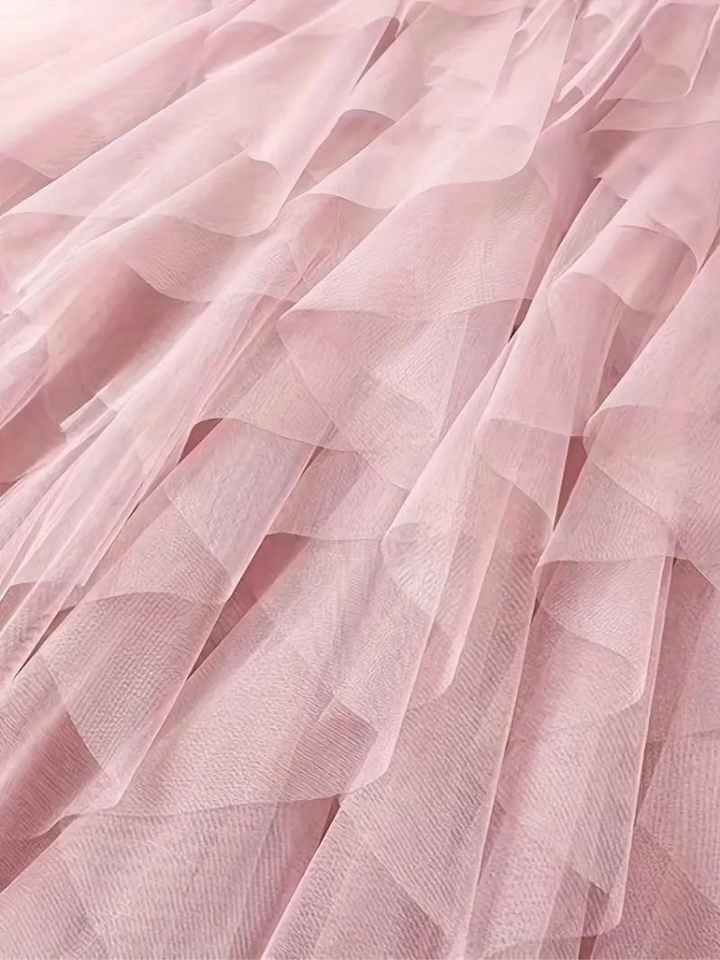 Eleganter Damen-Rüschenrock aus fließendem Tüllstoff, feminin mit Rüschen, ideal für festliche und lässige Anlässe.